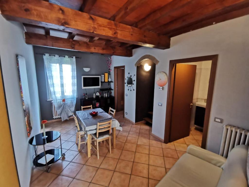 eine Küche und ein Wohnzimmer mit einem Tisch und Stühlen in der Unterkunft Apartment in the city center with SELF CHECK-IN in Parma