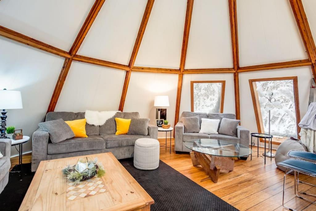Una sala de estar con dos sofás y una mesa. en The Beehive w Hot Tub Sauna & Fireplace, en Blue Mountains