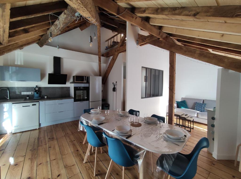 Obalie-Le Vignemale في كوتيريه: مطبخ وغرفة طعام مع طاولة وكراسي