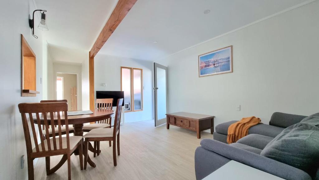 Lovely 2 - Bedroom Unit with Free Parking - Housity