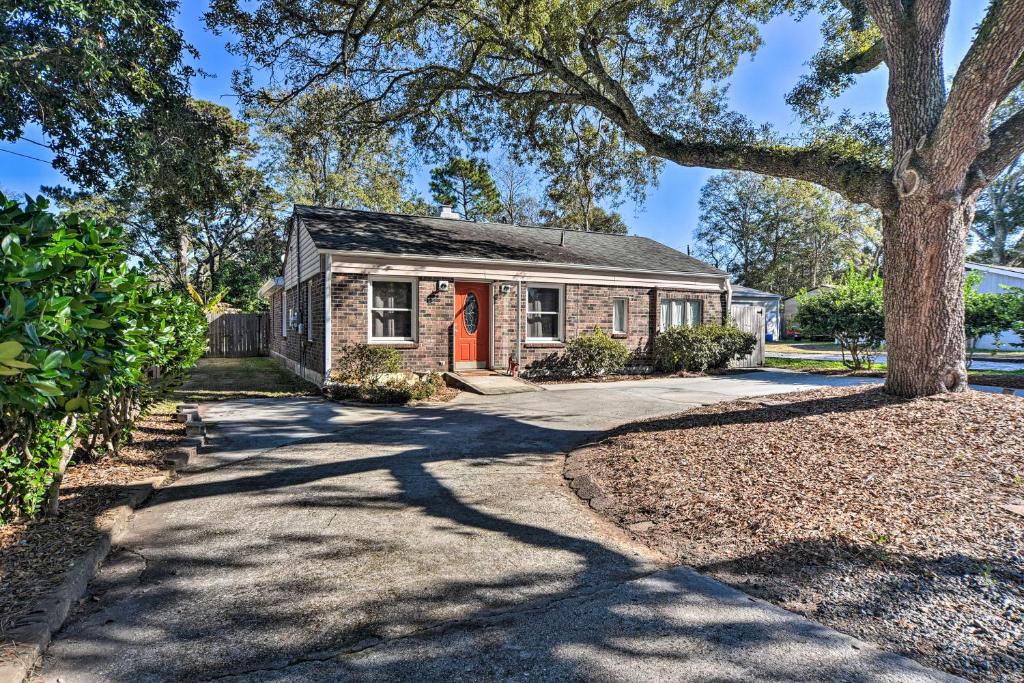 Charleston Home with Yard about 7 Mi to Folly Beach