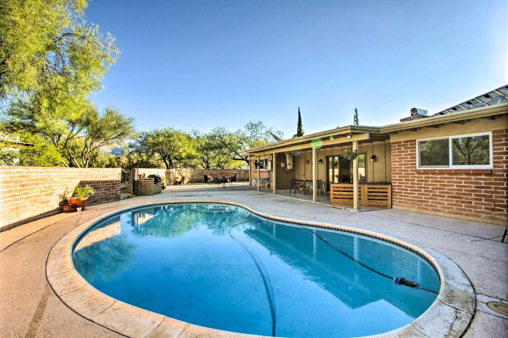 una piscina frente a una casa en Walkable Tucson Retreat with Pool and Fire Pit!, en Tucson