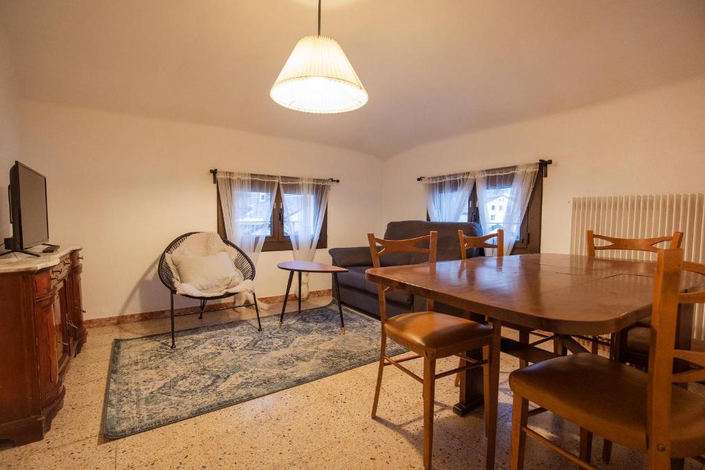 - un salon avec une table et un canapé dans l'établissement JAT MOUNTAIN HOUSES - Casa Agustí 4t pis - Cèntric, al costat del Telecabina de Canillo, à Canillo