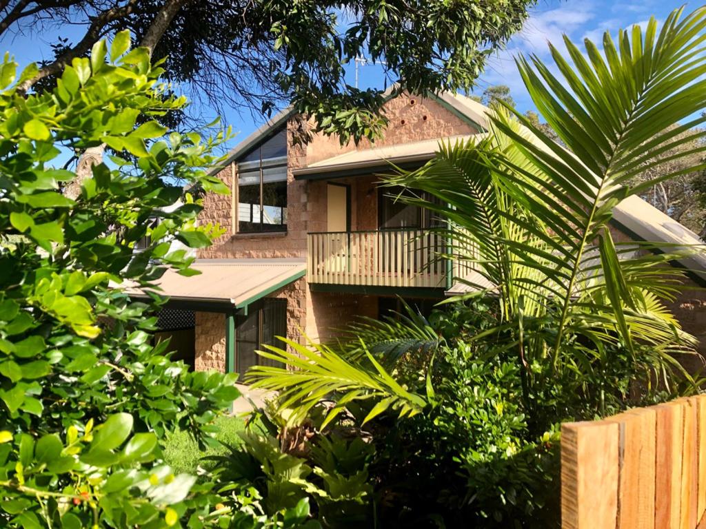 Bluff Road Beach House, Emerald Beach - Housity
