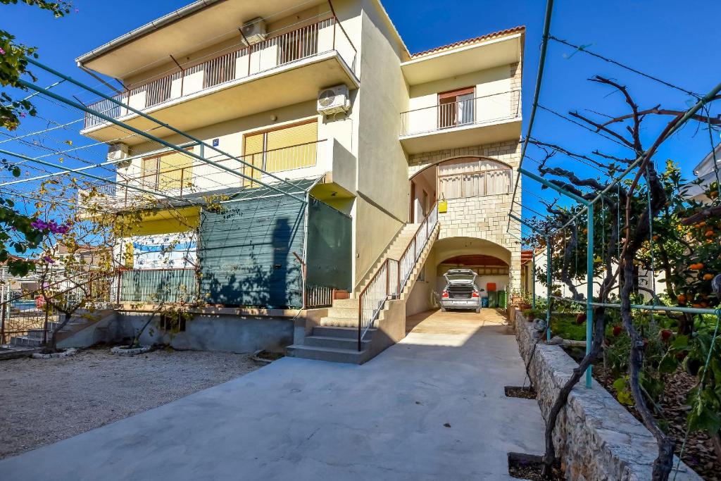 un edificio con una escalera delante de él en Apartment Luketa, en Primošten