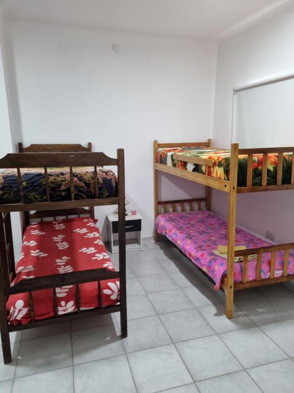 um quarto com 2 beliches e uma cama em Departamento en el centro em Mercedes