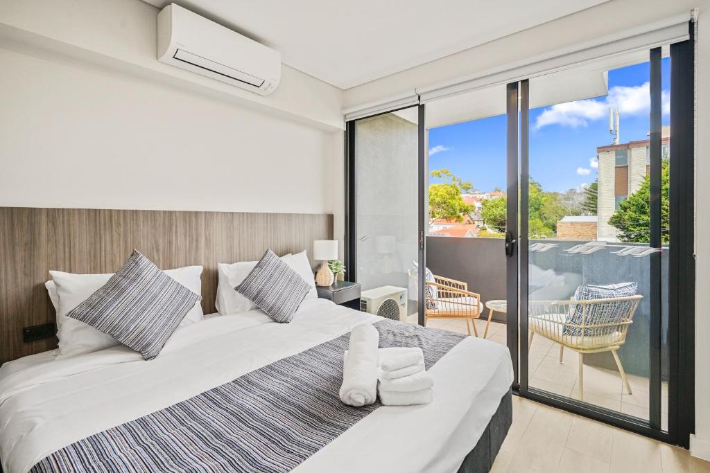 A bed or beds in a room at Coogee Studio Apartments