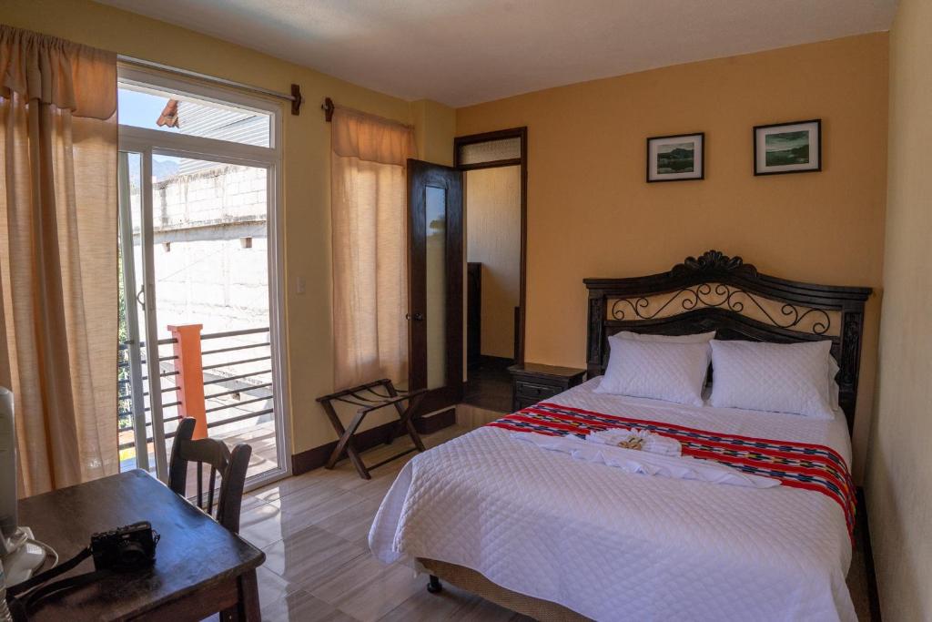 Säng eller sängar i ett rum på El Delfin Hotel y Restaurante