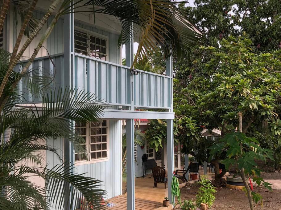 una casa con un balcón en el lateral. en Herbert's Place, en Cabo Rojo