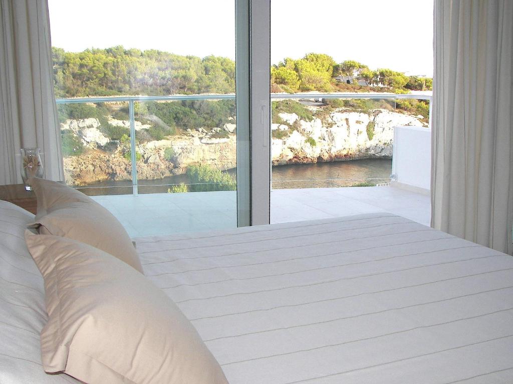 1 dormitorio con cama y ventana grande en Villa Cel, en Cala en Blanes