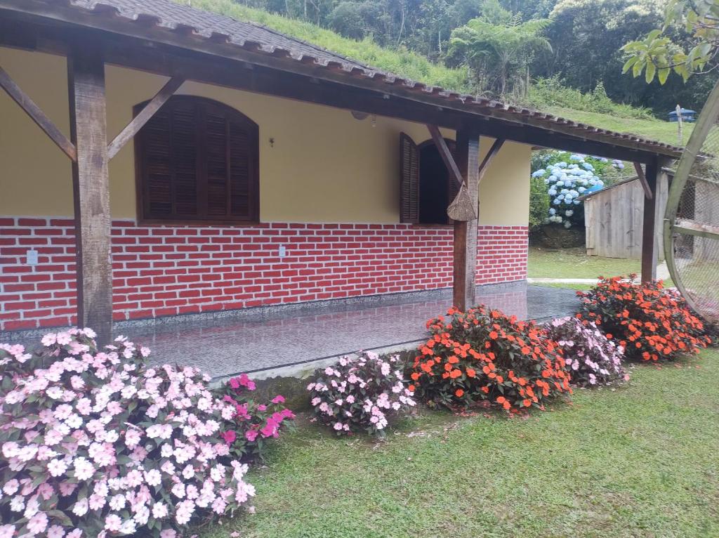 a group of flowers in front of a house at Casa Pereira Visconde de Mauá in Visconde De Maua