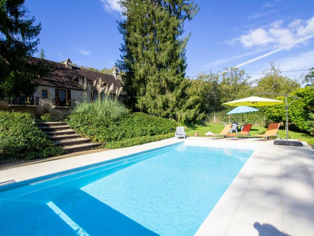 a swimming pool in front of a house at Gîte Montignac, 5 pièces, 8 personnes - FR-1-616-218 in Montignac