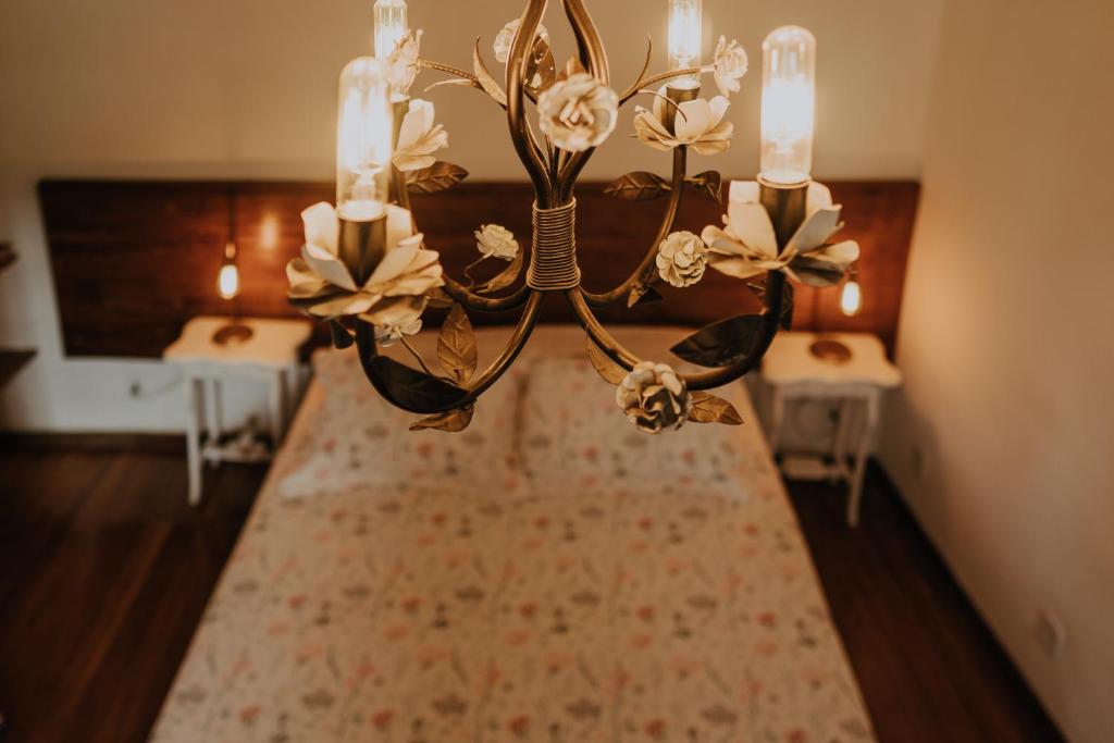 歐魯普雷圖的住宿－Pousada Casa do Pilar，房间里的鲜花吊灯