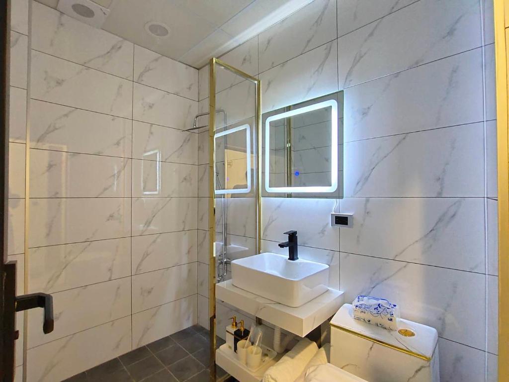 a bathroom with a sink and a mirror at 站前 遇見131-車站正對面-住宿兩晚24小時免費機車 詳情請事先電話聯繫了解活動方案 每日限額三名 in Hualien City