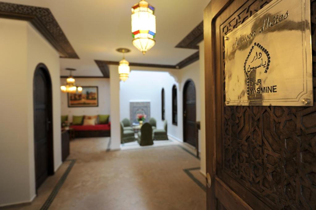 Un pasillo con una puerta con un cartel. en Dar Yasmine en Tánger