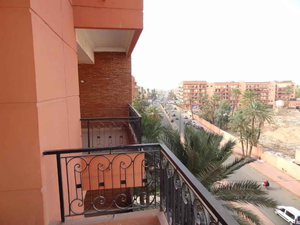 een balkon van een gebouw met uitzicht op een straat bij MCL Majorelle Appartement in Marrakesh