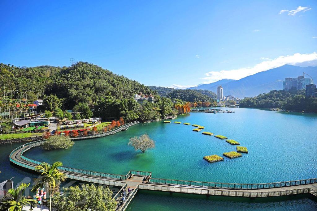 魚池鄉的住宿－日月灣民宿，享有河流的空中景色,其中有船只