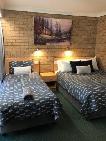 Postel nebo postele na pokoji v ubytování Muswellbrook Motor Inn