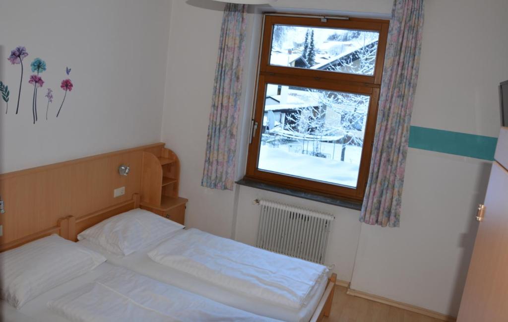 Postel nebo postele na pokoji v ubytování Jugendherberge Bad Gastein
