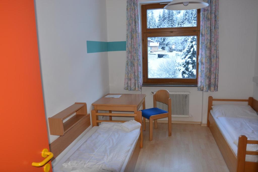 Postel nebo postele na pokoji v ubytování Jugendherberge Bad Gastein