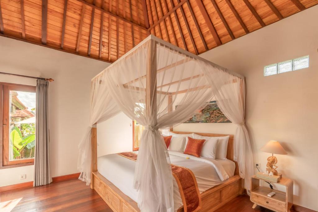Postel nebo postele na pokoji v ubytování Sridewi Villas Ubud