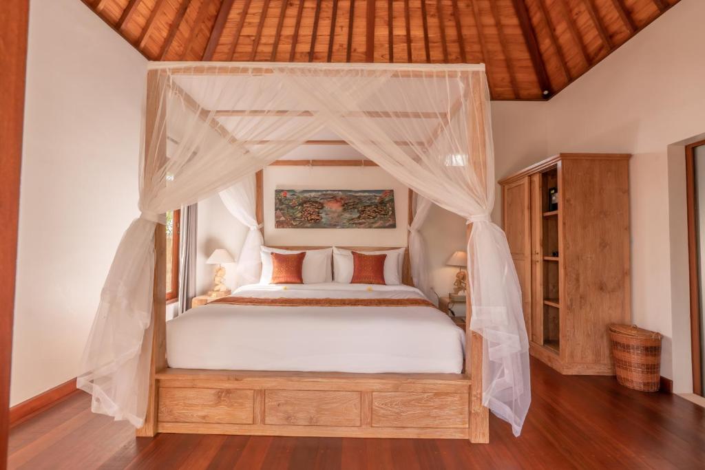 Postel nebo postele na pokoji v ubytování Sridewi Villas Ubud
