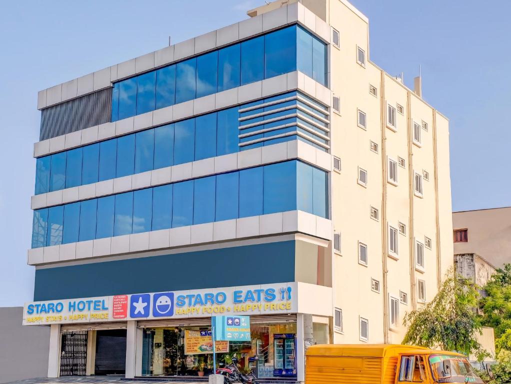 un edificio con una tienda delante de él en Staro Hotel - Hotel in Vijayawada, en Vijayawāda