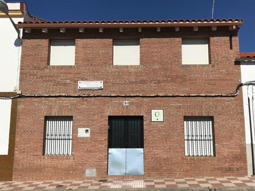 a brick building with two doors and a window at La Casa del Muti in Campanario