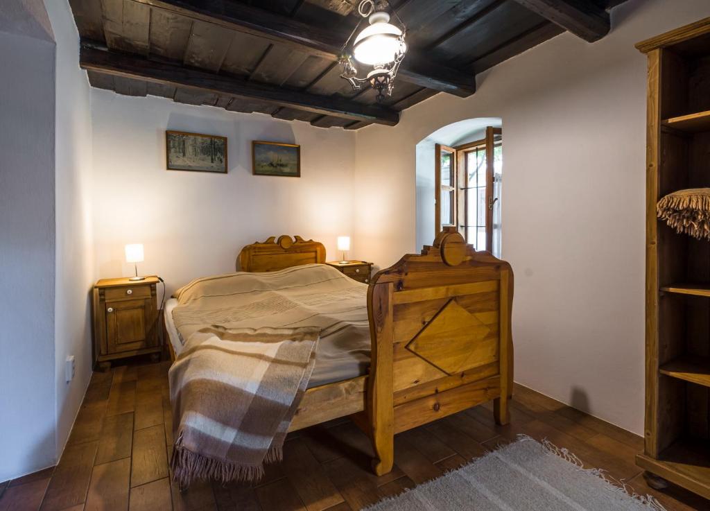 Postel nebo postele na pokoji v ubytování Káli KŐ Apartman