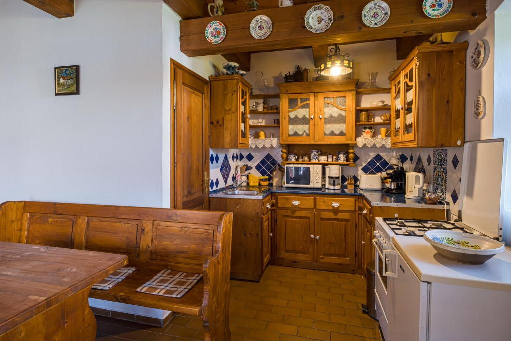 Kuchyň nebo kuchyňský kout v ubytování Káli KŐ Apartman