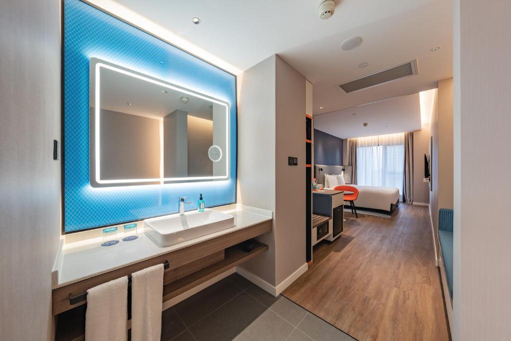 Postel nebo postele na pokoji v ubytování Holiday Inn Express Shanghai Expo Centre by IHG