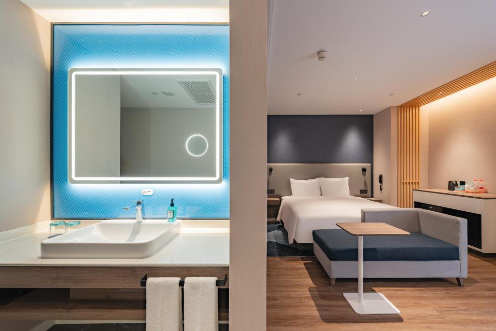 Postel nebo postele na pokoji v ubytování Holiday Inn Express Shanghai Expo Centre by IHG