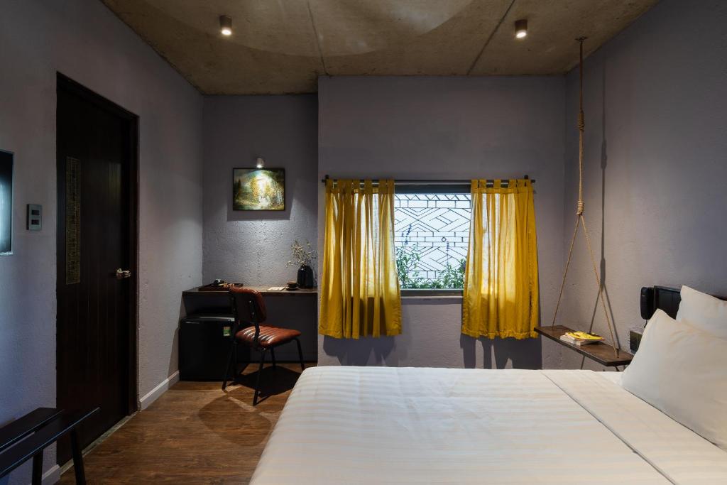 Una cama o camas en una habitación de The Note Dalat