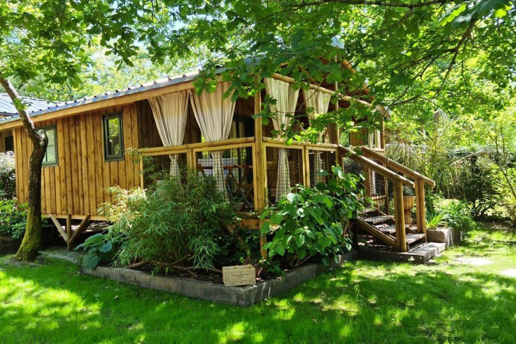 una cabina in legno in un cortile con erba verde di Camping le Marache a Biganos