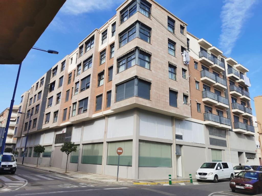 un edificio de apartamentos en la esquina de una calle en La PARRETA CENTRO, en Vinarós