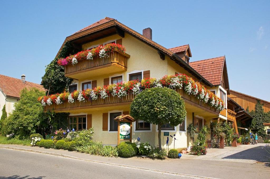 a building with flowers on the side of it at Ferienhof Schlag in Waldmünchen