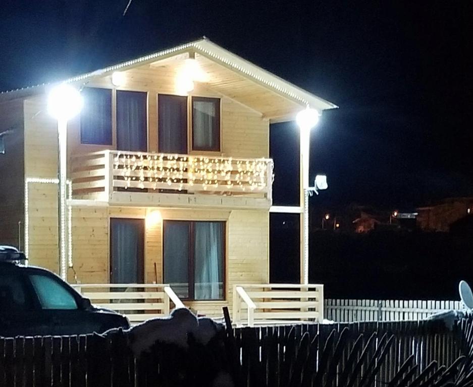 ein Haus mit zwei Lichtern in der Nacht in der Unterkunft Villa GabLile in Mestia