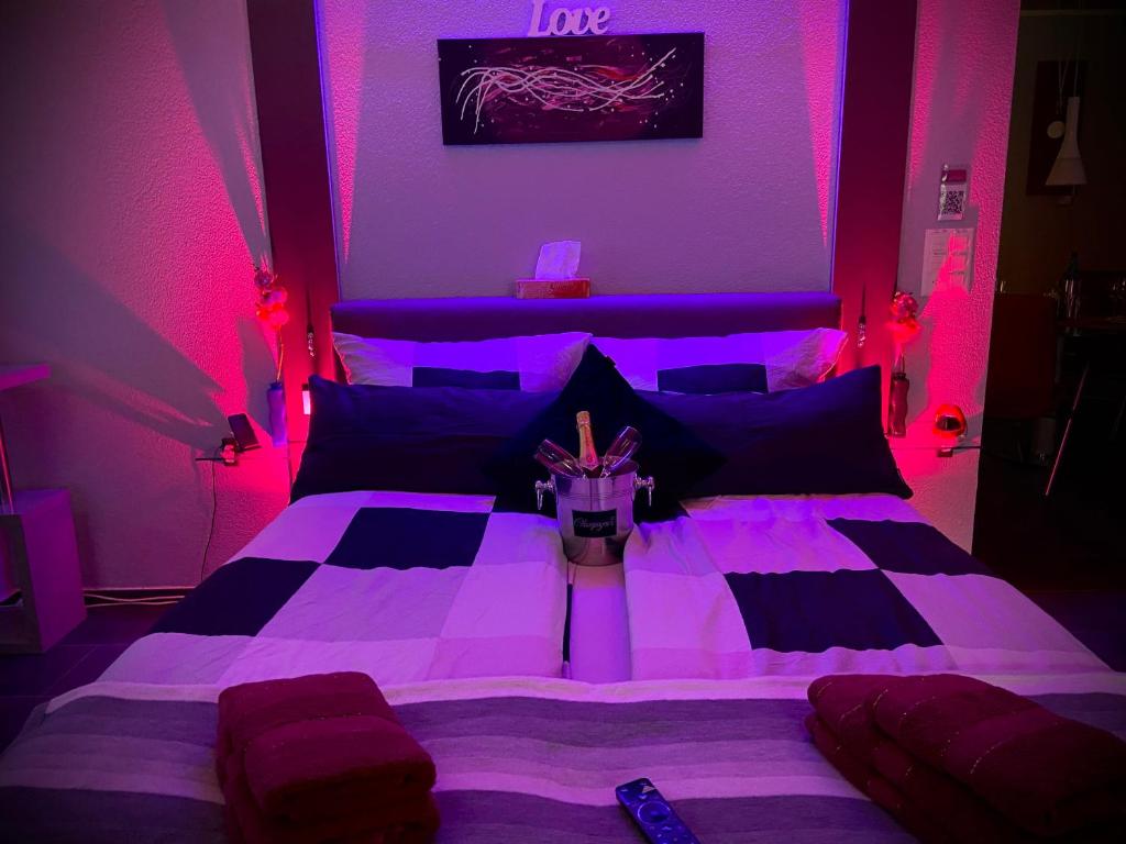 um quarto roxo com uma cama grande e luzes roxas em Spielzimmer am Bodensee em Rorschach