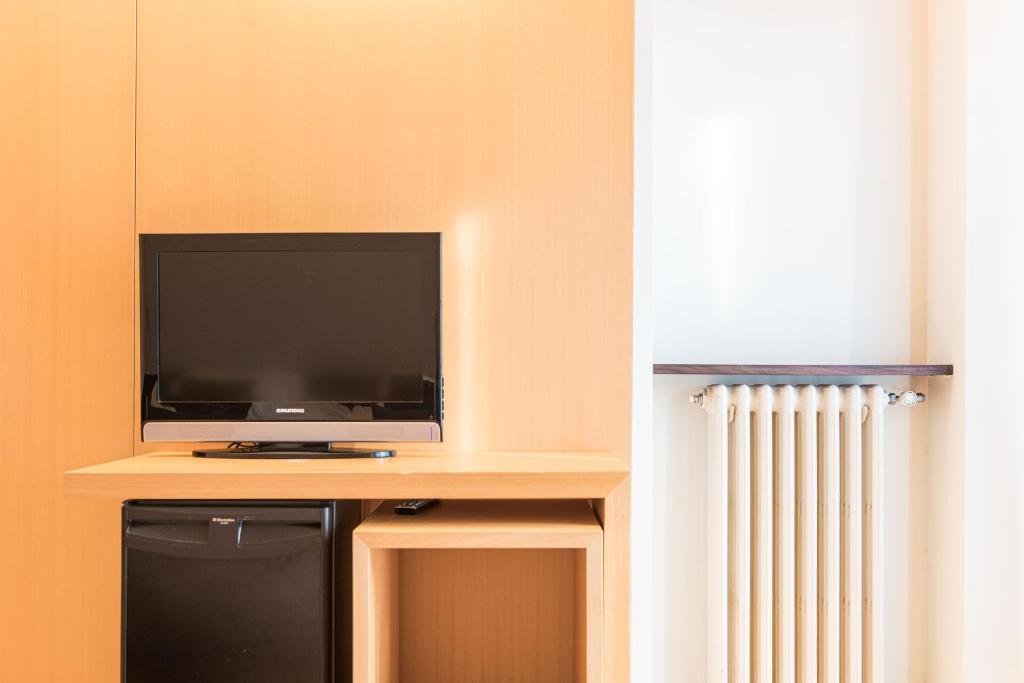Televízia a/alebo spoločenská miestnosť v ubytovaní Hotel Emporda