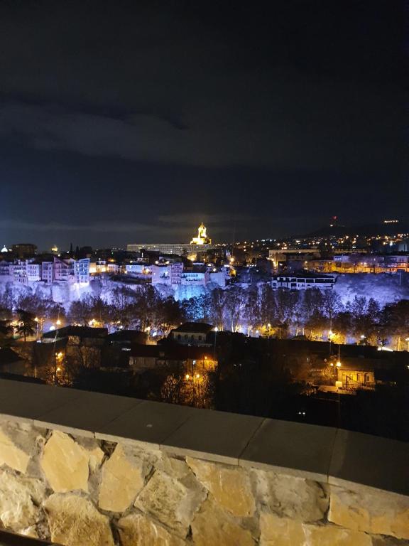 Nespecifikovaný výhled na destinaci Tbilisi nebo výhled na město při pohledu z hotelu