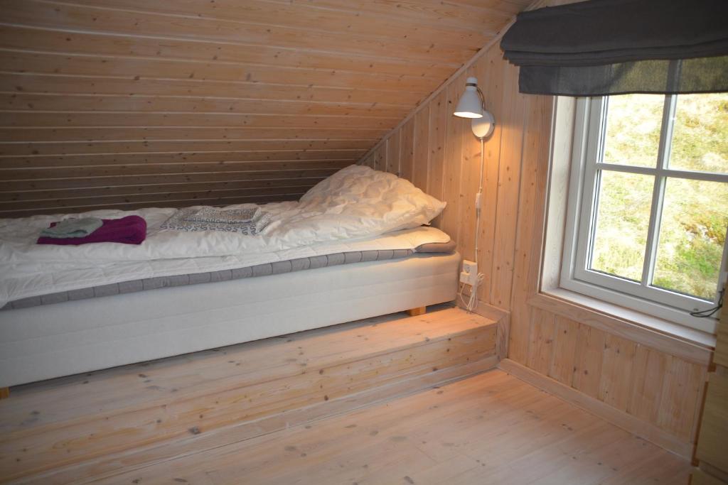 Tempat tidur dalam kamar di Frugga Feriehus og leilighet
