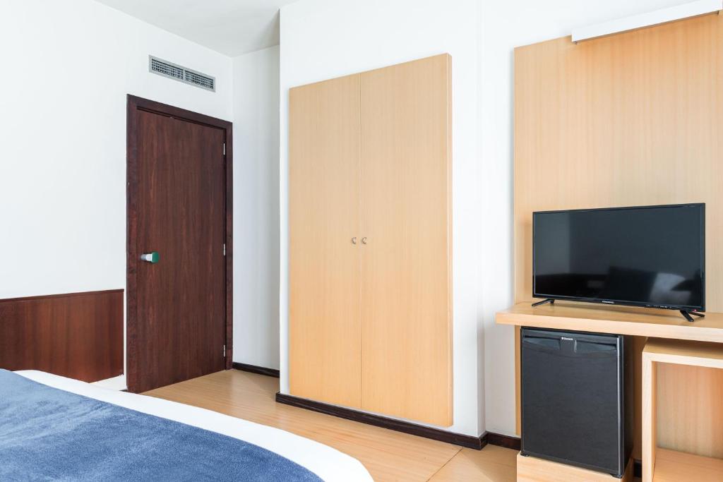 Televízia a/alebo spoločenská miestnosť v ubytovaní Hotel Emporda