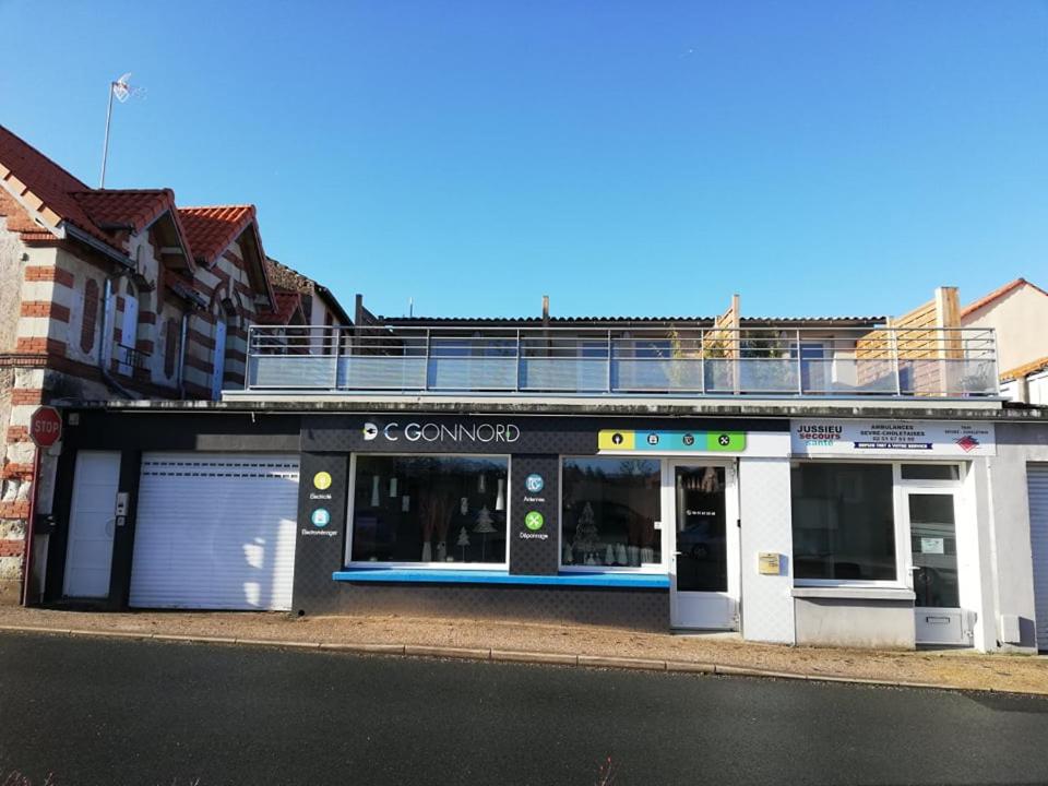 un edificio en una calle de la ciudad con una tienda en Studios les 3 Eclats, en Saint-Laurent-sur-Sèvre