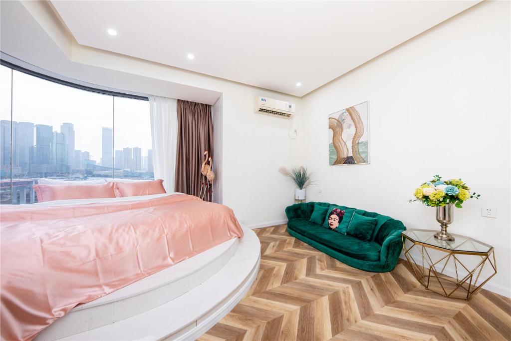 Postel nebo postele na pokoji v ubytování Baihong Riverview Apartment-Hongya Cave