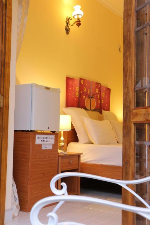 Postel nebo postele na pokoji v ubytování London Palace