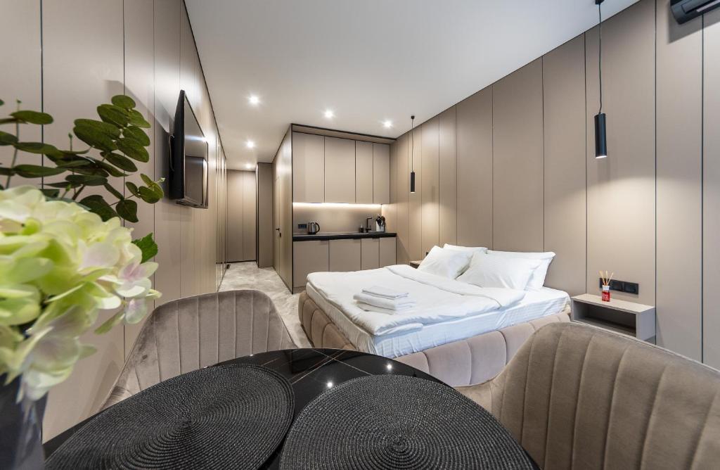 En eller flere senge i et værelse på Апартаменти-студіо "Premium Lux Apartments French Quarter 2" з гідромасажною ванною чи з душем