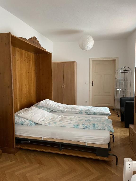 Postel nebo postele na pokoji v ubytování Ferienwohnung St. Pölten Rathausplatz