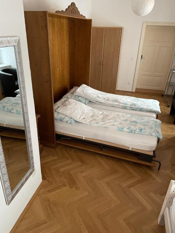 Postel nebo postele na pokoji v ubytování Ferienwohnung St. Pölten Rathausplatz