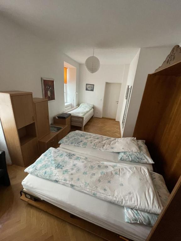 Postel nebo postele na pokoji v ubytování Ferienwohnung St. Pölten Rathausplatz