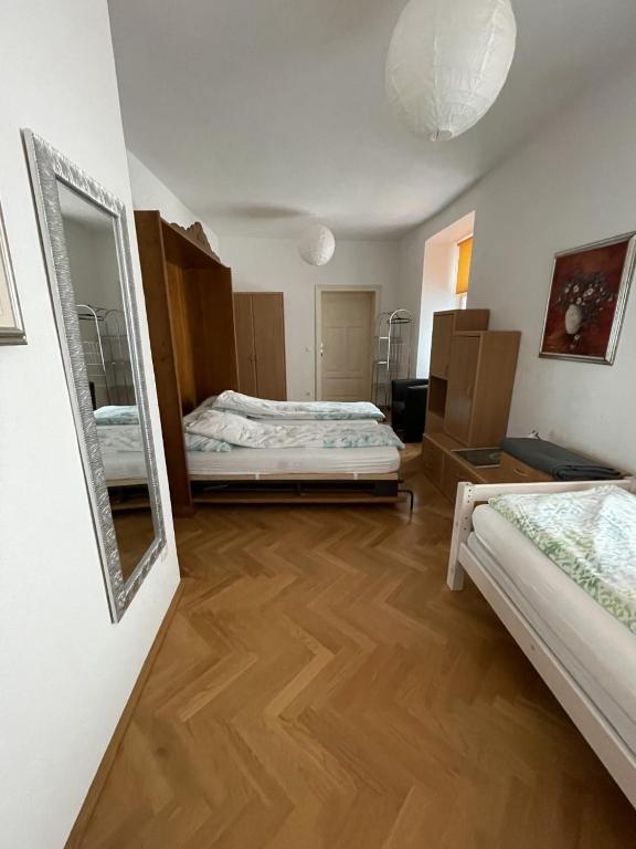 Postel nebo postele na pokoji v ubytování Ferienwohnung St. Pölten Rathausplatz